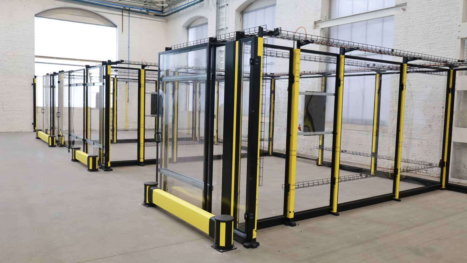 Stötskydd framför maskinskydd i plast i en industriell miljö